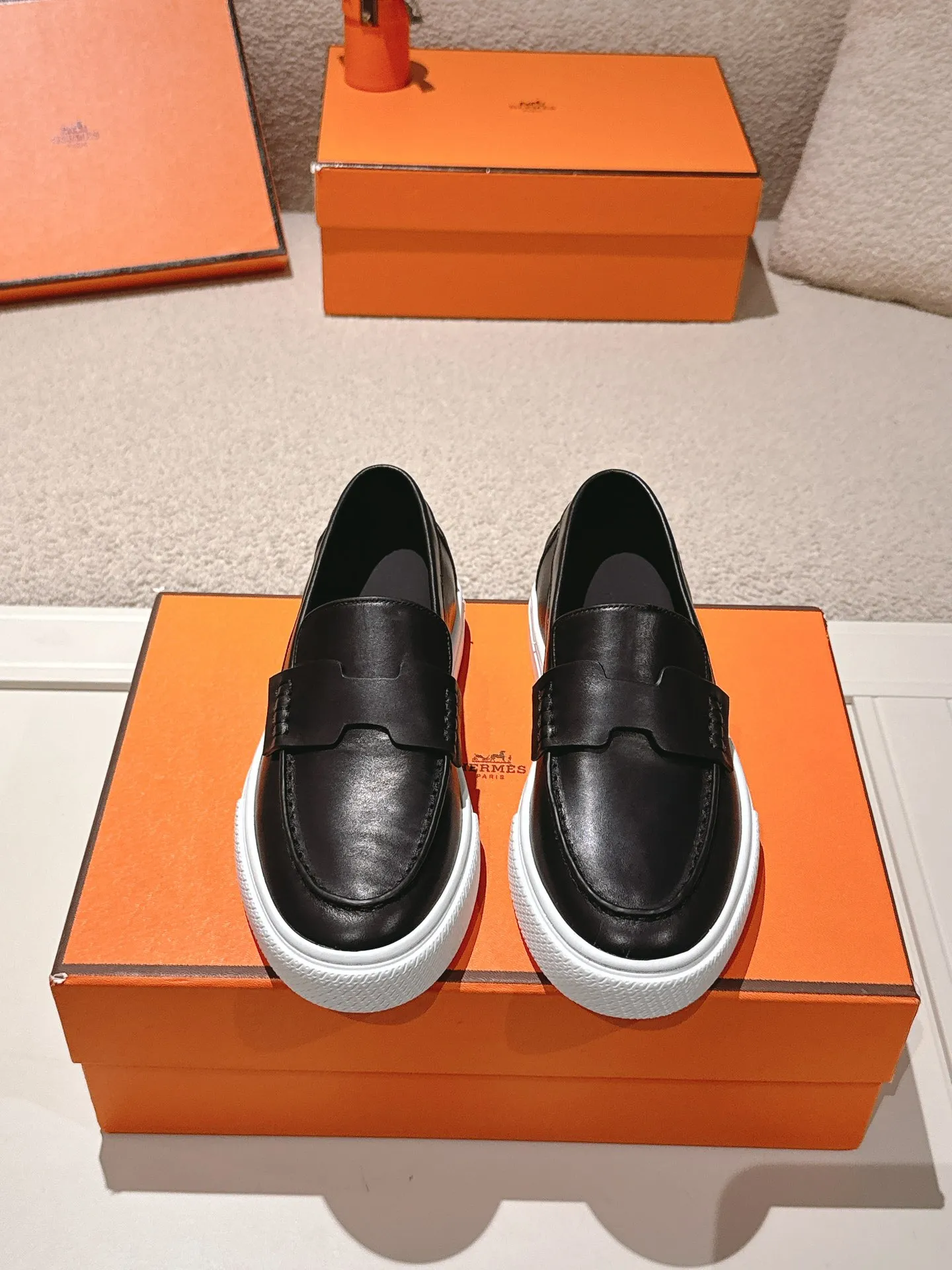 Men's men's shoes P620! Hermes# Thick Sole Couple Loafers These lace-up free sneakers in calfskin and washed denim feature signature "H" details. The design is simple and smooth, creating a fashionable urban look. It is comfortable and versatile. H family classics are not outdated, and the delivery counter is beautifully packaged🛍📦 Fabric: Original customized washed denim/first-layer cowhide Lining: Imported soft sheepskin Sole: Original open-molded anti-slip TPU material Size: 35-45